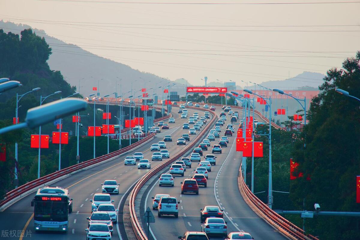 國(guó)慶假期綠色低碳出行趨勢(shì)：新能源汽車和公共交通受青睞